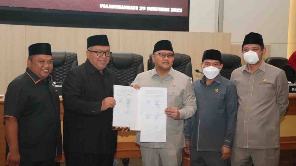 Bupati Sukabumi Marwan Hamami dan pimpinan DPRD Yudha Sukmagara menunjukan berita acara disahkannya Perda tentang Pengelolaan Perikanan,