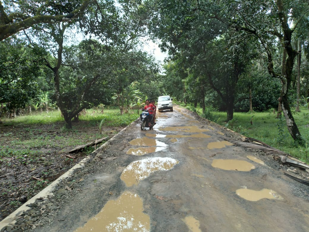 Kondisi jalan rusak akses Geopark Ciletuh, Kabupaten Sukabumi.