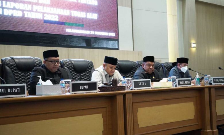 Bupati Sukabumi Marwan Hamami dan pimpinan DPRD Yudha Sukmagara pimpin Paripurna disahkannya Perda tentang Pengelolaan Perikanan, 