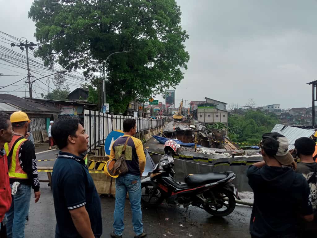 JEMBATAN CIKERETEG LONGSOR