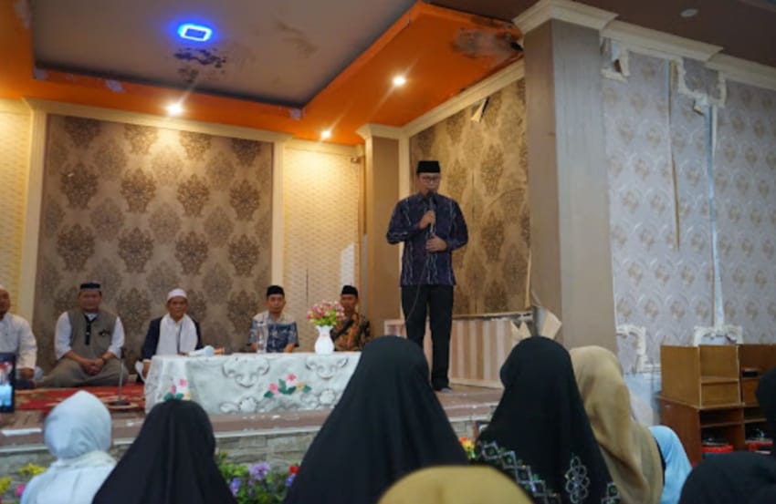 Wali Kota Sukabumi, H. Achmad Fahmi, saat menghadiri pengajian Majelis Taklim Taglibul Agso