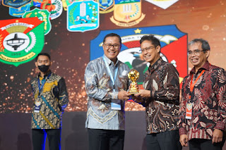 WAlikota sukabumi saat menerima Penghargaan Universal Health Coverage Award 2023