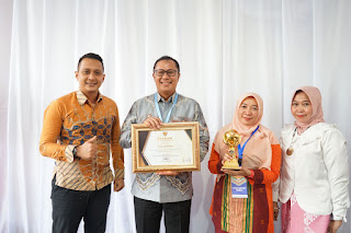 WAlikota sukabumi saat menerima Penghargaan Universal Health Coverage Award 2023