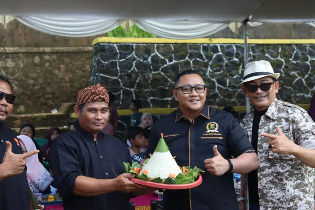 Ketua DPRD Kabupaten Sukabumi Yudha Sukmagara saat menghadiri acara saji seribu tumpeng Desa Gunungkaramat