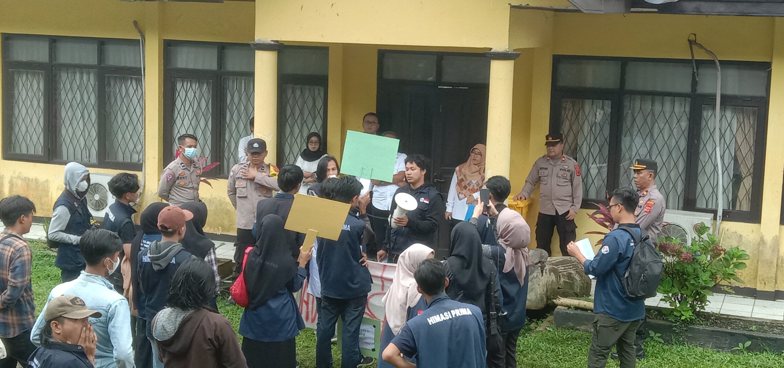 Himasi Prima) melakukan demo di depan Kantor Dinas Pertenakan Kabupaten Sukabum