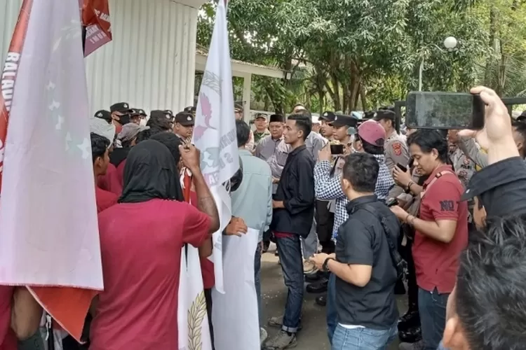 Situasi saat aksi demo di depan halaman Gedung DPRD Kabupaten Sukabumi, 16 Maret 2023.