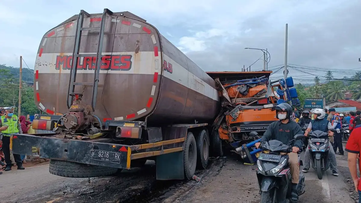 Dua truk yang terlibat kecelakaan di Jalan Nasional Sukabumi-Bogor