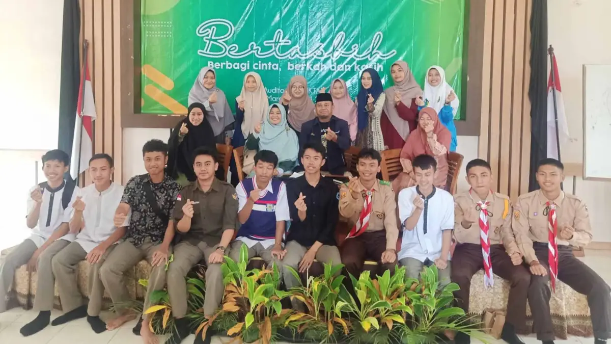Anggota DPRD Kabupaten Sukabumi Fraksi PKS Ai Sri Mulyati bersama siswa SMK di Kecamatan Purabaya, Kabupaten Sukabumi.
