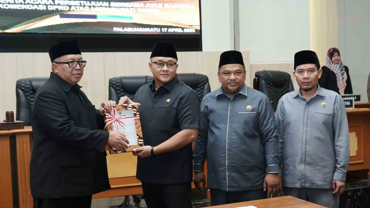 Bupati Sukabumi dan Pimpinan DPRD menunjukan berita acara persetujuan bersama atas raperda TJSPKBL, serta penyerahan rekomendasi DPRD atas LKPJ Bupati TA 2022. (Sumber : DPRD Kabupaten Sukabumi)