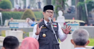 Gubernur Jawa Barat Ridwan Kamil saat memimpin apel pagi hari pertama kerja bagi ASN setelah libur Idulfitri di halaman depan Gedung Sate, Rabu (26/4/2023). (Sumber : Biro Adpim Pemprov Jabar)