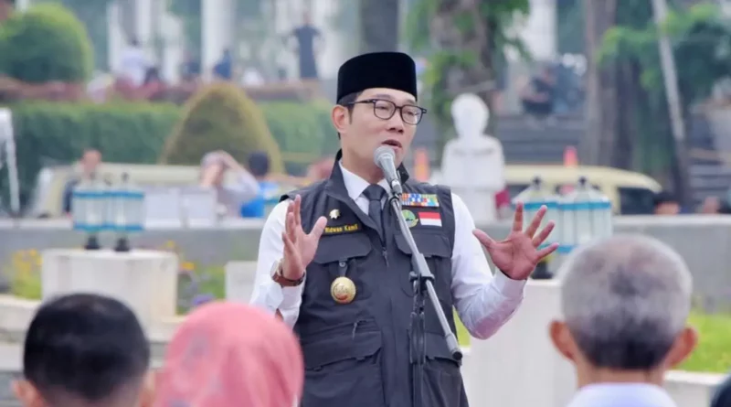 Gubernur Jawa Barat Ridwan Kamil saat memimpin apel pagi hari pertama kerja bagi ASN setelah libur Idulfitri di halaman depan Gedung Sate, Rabu (26/4/2023). (Sumber : Biro Adpim Pemprov Jabar)