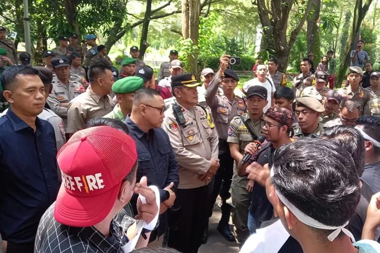 Ketua DPRD Kabupaten Sukabumi Yudha Sukmagara Temui Pengunjuk Rasa