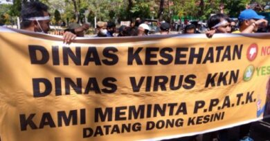 ratusan massa tergabung dalam Forum Pemuda Palabuhanratu (FPP) berunjuk rasa di gedung DPRD Kabupaten Sukabumi,