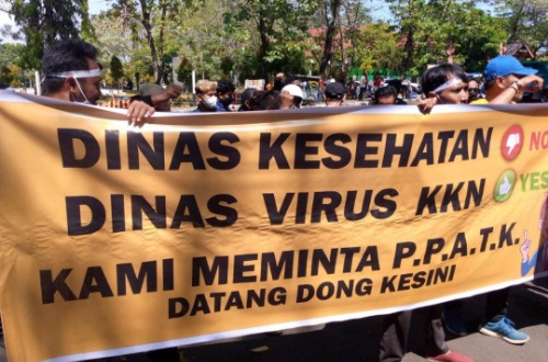 ratusan massa tergabung dalam Forum Pemuda Palabuhanratu (FPP) berunjuk rasa di gedung DPRD Kabupaten Sukabumi,