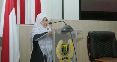 Anggota Fraksi PKS DPRD Kabupaten Sukabumi Leni Liawati dalam rapat paripurna beragendakan Penyampaian Pandangan Umum Fraksi-Fraksi DPRD terhadap nota pengantar Bupati mengenai Raperda APBD Perubahan 2023. (Sumber : Dok. DPRD)