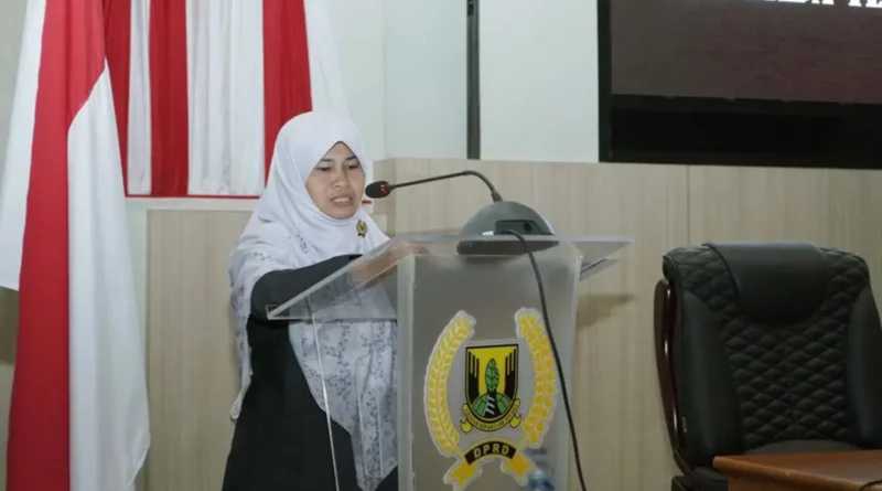 Anggota Fraksi PKS DPRD Kabupaten Sukabumi Leni Liawati dalam rapat paripurna beragendakan Penyampaian Pandangan Umum Fraksi-Fraksi DPRD terhadap nota pengantar Bupati mengenai Raperda APBD Perubahan 2023. (Sumber : Dok. DPRD)