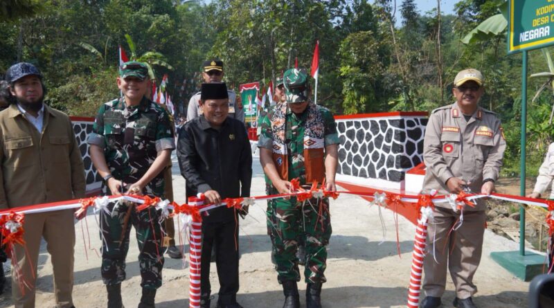 Wakil Ketua DPRD Kabupaten Sukabumi Hadiri Peresmian Jembatan Garuda Suci di Cikembar
